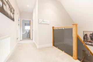 Contemporary 3 Bedroom Fully Detached Town House - Wickford - 1