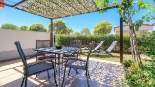 Strandnahes Apartment mit Meerblick, mediterranem Garten, Liegen, Waschmaschine - Umag - 0