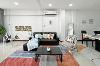 MIQ HK611 Huai Khwang 4BR Jodd fair - Ban Na Song - 2
