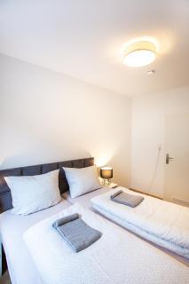 Apartment on the outskirts of town with balcony and parking space - 4