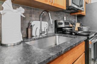 320- Downtown Loft Luxe Mattress Prking FAST Wifi - 4