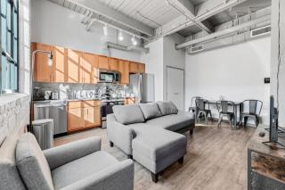 320- Downtown Loft Luxe Mattress Prking FAST Wifi - 5