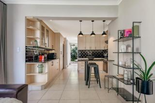 Poolside Condo - Johannesburg - 4