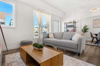 Springbank Hill 2BR Townhouse near WinSport – King Bed, Garage, AC, Workspace - 9
