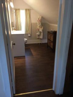 Charming Farmhouse in the City, Near Wine Country - Belleville - 8