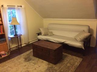 Charming Farmhouse in the City, Near Wine Country - Belleville - 7