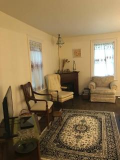 Charming Farmhouse in the City, Near Wine Country - Belleville - 4