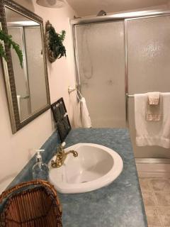 Charming Farmhouse in the City, Near Wine Country - Belleville - 1
