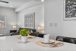 Stylish Phoenix Suite by Zenia Stays - Central & Cozy Escape - Phoenix - 5