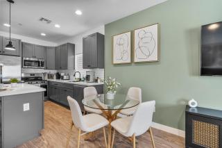 Stylish Phoenix Suite by Zenia Stays - Central & Cozy Escape - Phoenix - 4