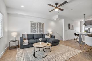 Stylish Phoenix Suite by Zenia Stays - Central & Cozy Escape - Phoenix - 6
