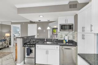 Perfect Waterfront Getaway on Marco River - 3