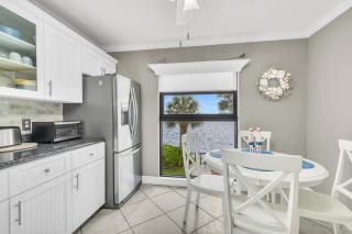 Perfect Waterfront Getaway on Marco River - 2