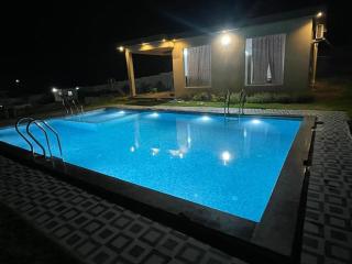 2BHK Farmhouse near Ananthigirii Hills by Skyline Homestays - Pargi - 4