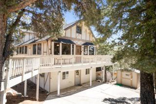 Smo Haus- Located in the quiet area of Big Bear City, with mountain views. - Big Bear City - 0
