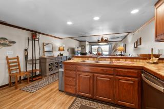 Shores Lakefront Condo - Walk to Village, Lake Views, Deck with BBQ - 3