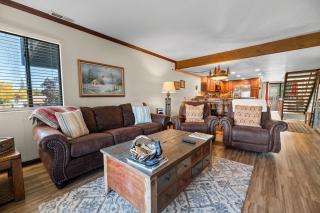 Shores Lakefront Condo - Walk to Village, Lake Views, Deck with BBQ - 6