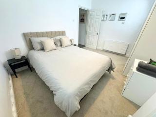 Lovely Central 1BR Flat - 6