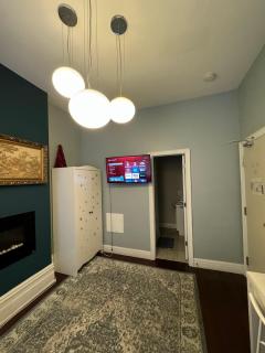 Spacious Townhouse close to Dundas Square! - 2