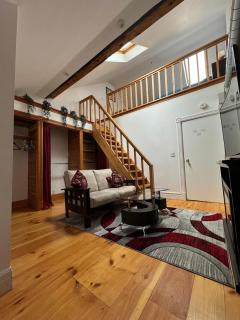 Spacious Townhouse close to Dundas Square! - 3