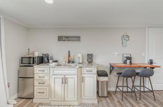 Clare Avenue Guest Suites, Suite 102 - Clare - 5