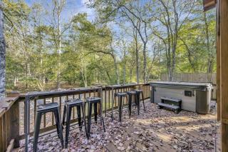 The cozy cabin get away with hot tub - 6