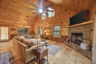 The cozy cabin get away with hot tub - 9