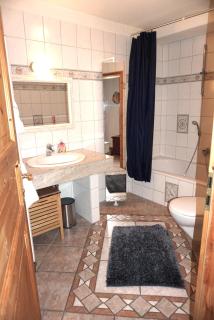 Altes Landhaus Oste, 10 Personen Familienhaus, 200 qm, 3 separate Appartements, 6 Zimmer 3 Badezimmer, 3 Küchen , 3 Kaminöfen Langzeitmieter willkommen - Hemmoor - 8
