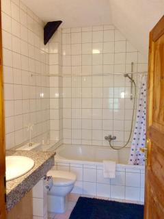 Altes Landhaus Oste, 10 Personen Familienhaus, 200 qm, 3 separate Appartements, 6 Zimmer 3 Badezimmer, 3 Küchen , 3 Kaminöfen Langzeitmieter willkommen - Hemmoor - 5