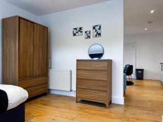 Large Family Suite With 2 Double Beds & Sofa Bed - Maidstone - 2