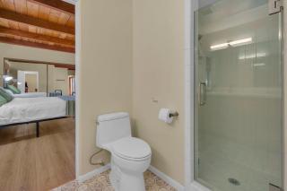 Pacific Views Retreat - Rooftop Deck, Game Room, Fire Pit & Cozy Backyard! - San Diego - 9