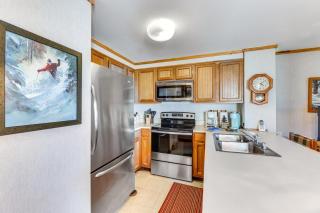 2 Mi to Snowshoe Resort Townhome with Deck! - 2