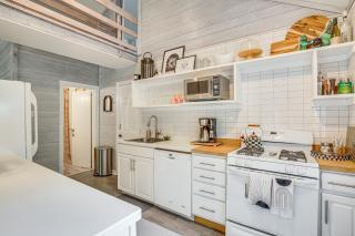 Serene Holmes Cottage Near Lakes and Trails! - 4