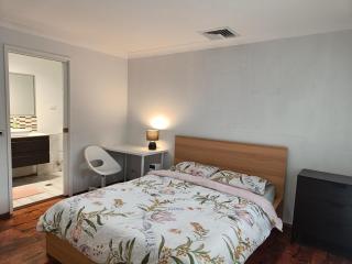 Peaceful Room with Attached Bathroom in Modern, Baulkham Hills Home - BH0 - Baulkham Hills - 9
