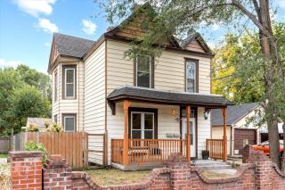 Snapdragon Apt - Charming Two Bedroom in Corcoran Neighborhood - Minneapolis - 1