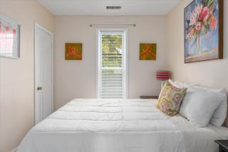 Dahlia Apartment - In Quiet Corcoran Neighborhood with Easy Access to Downtown - 4