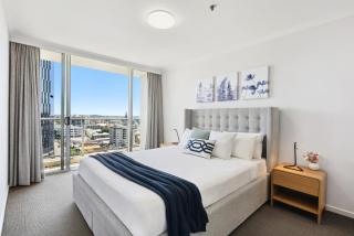 2-Bed City Abode with Swimming Pool Gym & Views - 9