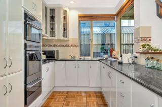 Picket Fence Cottage - Steps from Adelaide Oval -  - 2