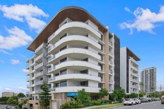 Starlit Palms - Chic Poolside Haven by the Beach - 6