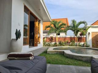 Sunny 2BR Villa with Pool Canggu - Canggu - 2