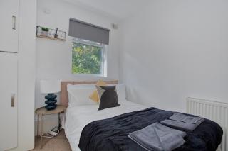 Modern 5-Beds - City Centre - Free Parking - Temple - By Hinkley Homes Short Lets & Serviced Accommodation - Bristol - 1