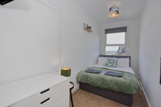 Modern 5-Beds - City Centre - Free Parking - Temple - By Hinkley Homes Short Lets & Serviced Accommodation - Bristol - 3