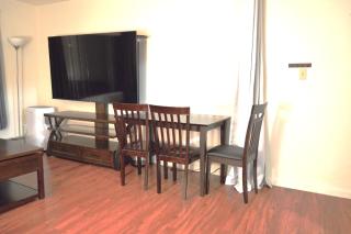 Modern One Bedroom Unit, Sofa Bed, Adjustable Queen Bed, 75 Inch Smart TV and Indoor Secure Parking - Albany - 6