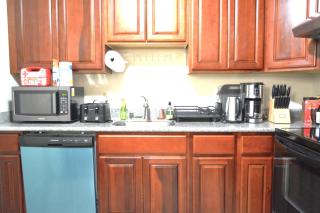Modern One Bedroom Unit, Sofa Bed, Adjustable Queen Bed, 75 Inch Smart TV and Indoor Secure Parking - Albany - 2