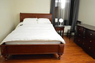 Modern One Bedroom Unit, Sofa Bed, Adjustable Queen Bed, 75 Inch Smart TV and Indoor Secure Parking - Albany - 0