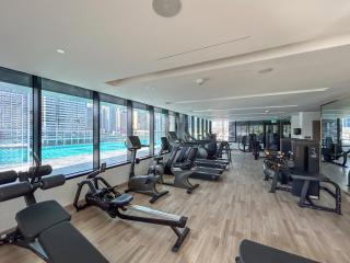 Stylish Home with Direct Pool Access by the Canal - Dubai - 4