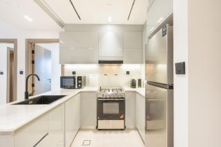 Stylish Home with Direct Pool Access by the Canal - Dubai - 6