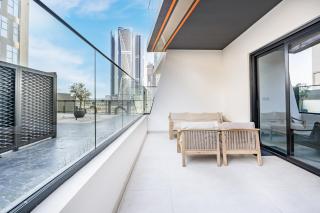 Stylish Home with Direct Pool Access by the Canal - Dubai - 5