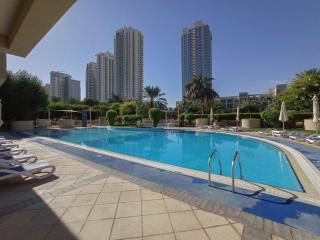 Warm 2-Bedrooms with modern kitchen interior in The Greens! - Dubai - 4