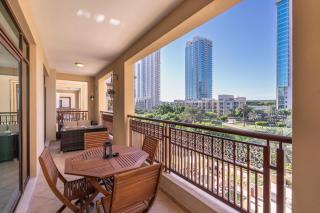 Warm 2-Bedrooms with modern kitchen interior in The Greens! - Dubai - 0